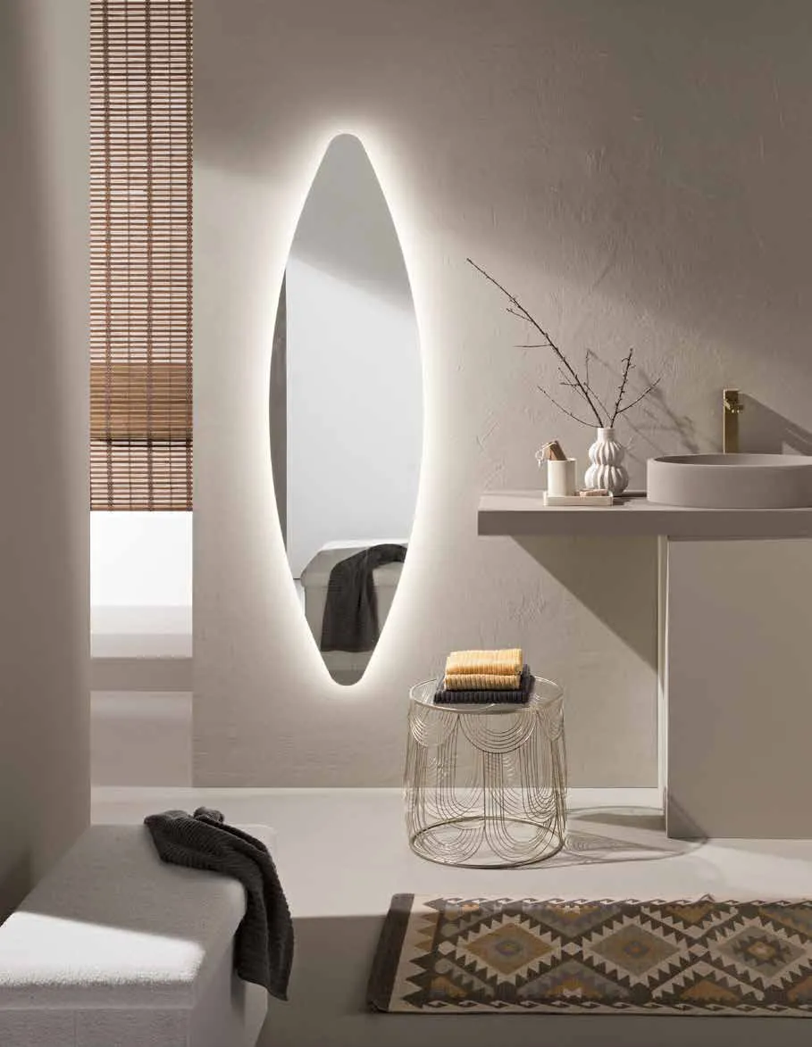 Specchio allungato Rem Fan Europe in un bagno