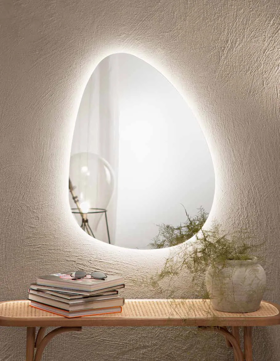 Specchio a goccia Drop Fan Europe retroilluminato sopra una panca