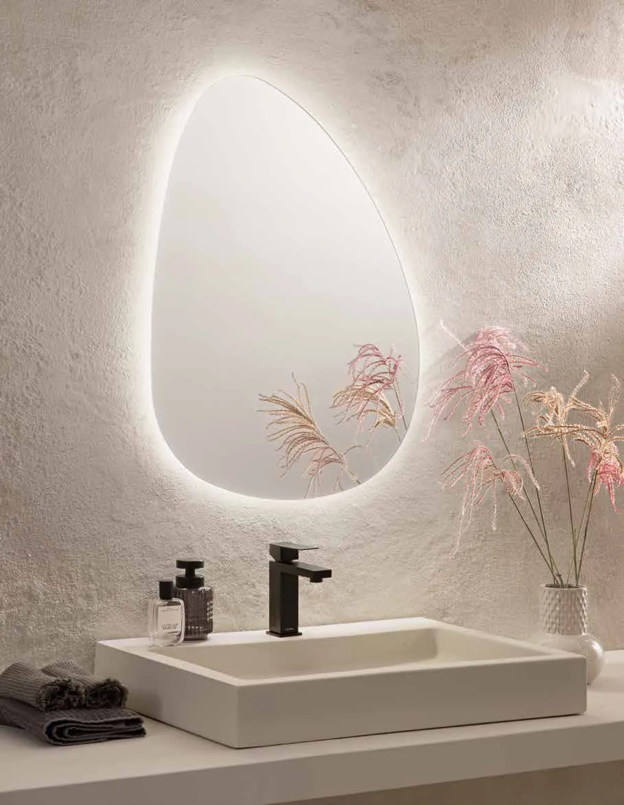 Specchio Drop Fan Europe sopra un lavabo da appoggio