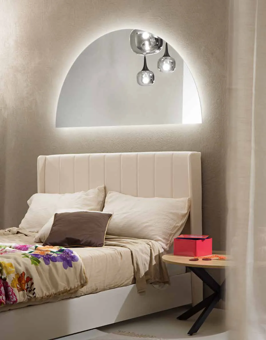 Specchio Demi Fan Europe sopra la testata di un letto