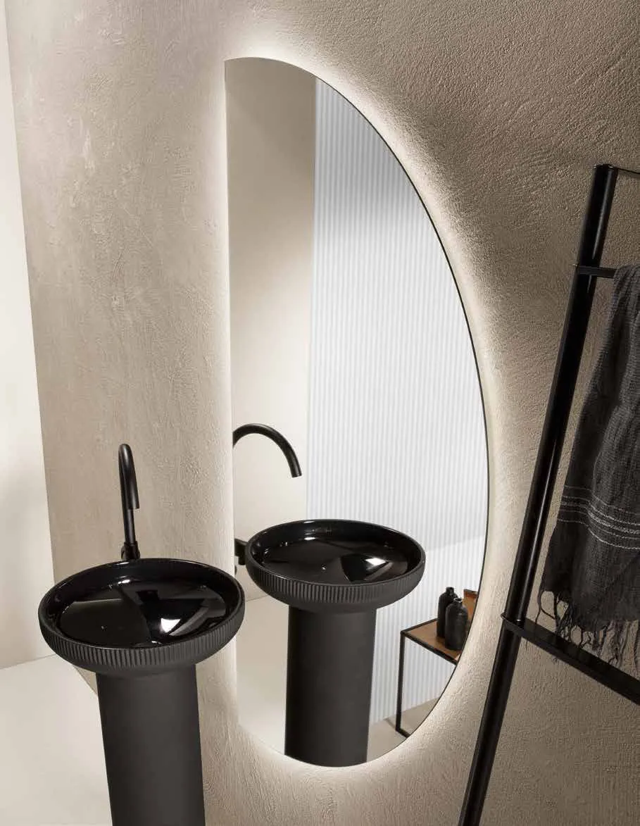Specchio Demi Fan Europe in verticale accanto a due lavabi
