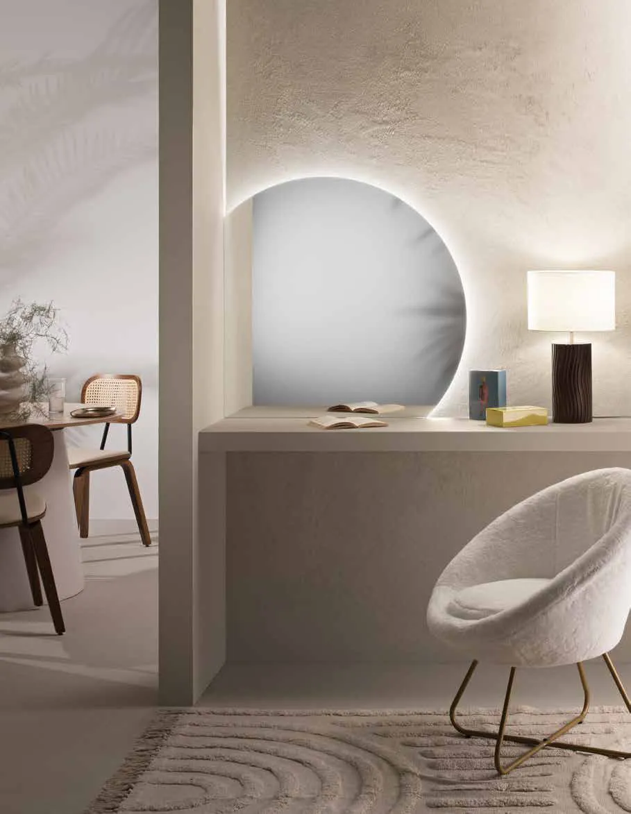 Specchio Sunset Fan Europe sopra una scrivania con poltroncina