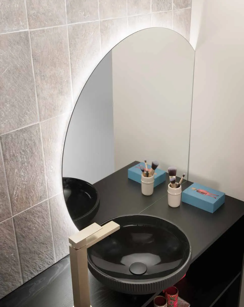 Specchio Sunset Fan Europe sopra un lavabo nero in un bagno