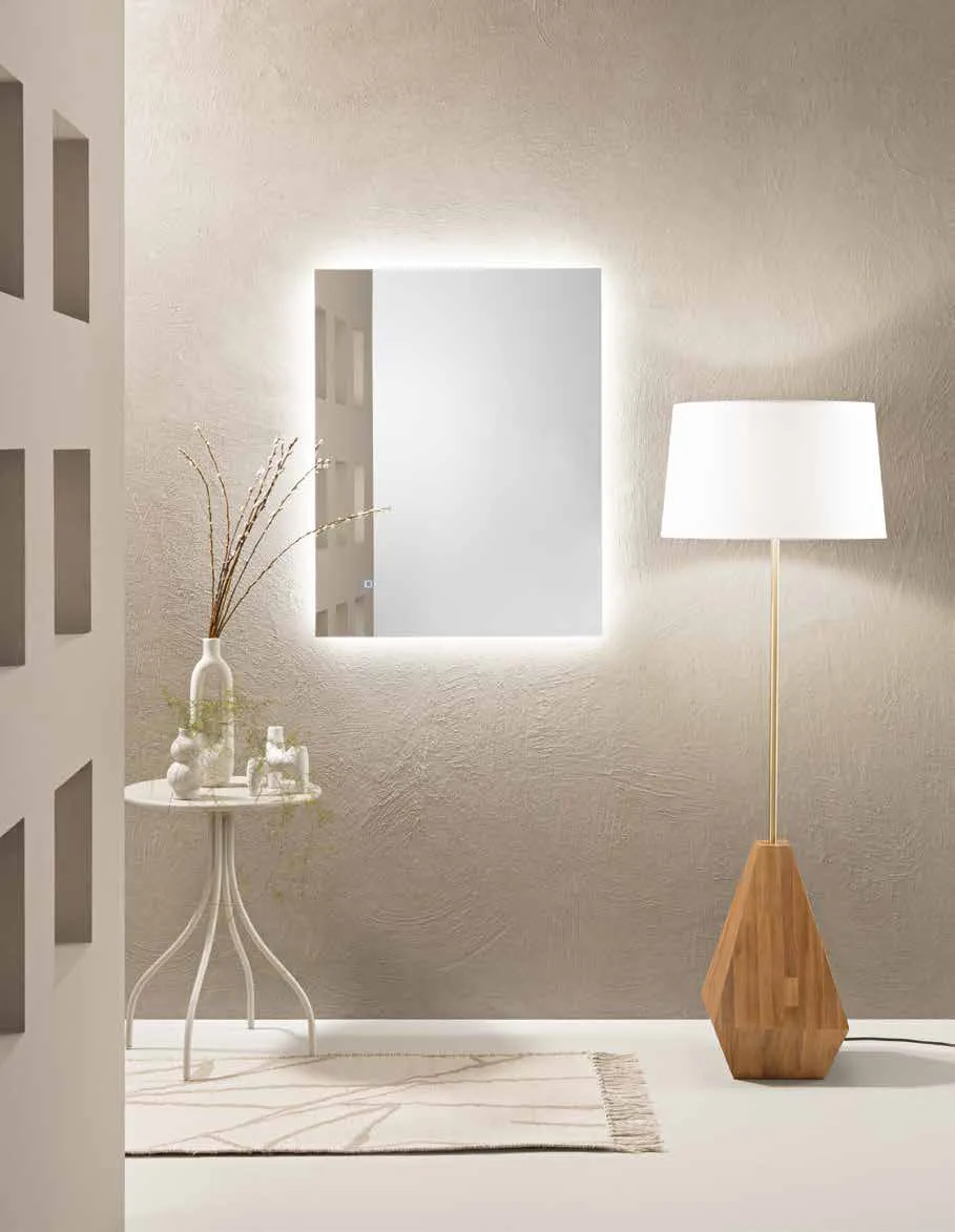 Specchio Halo Fan Europe verticale accanto a una lampada da terra