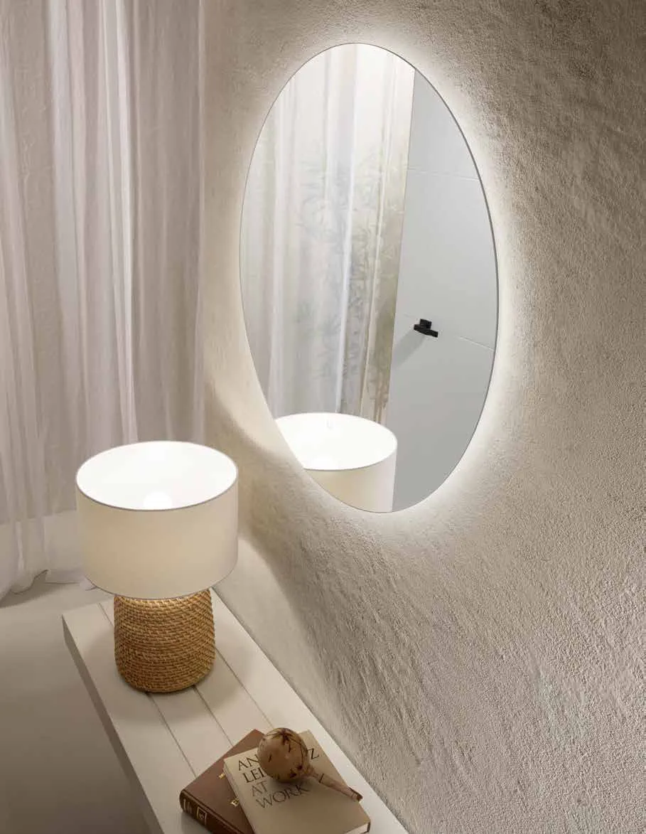 Specchio tondo Eyetech Fan Europe retroilluminato sopra una lampada da tavolo