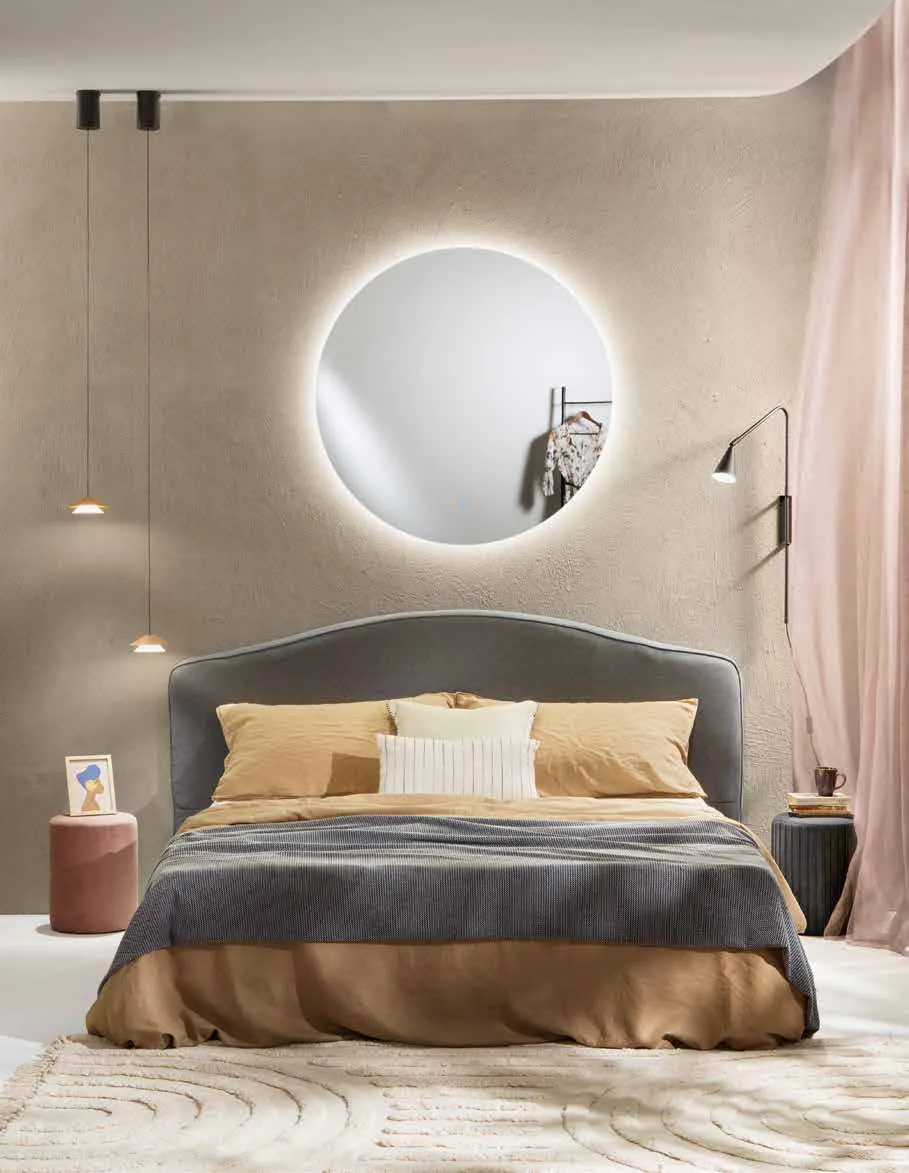 Specchio Eyetech Fan Europe sopra un letto con lampade a sospensione