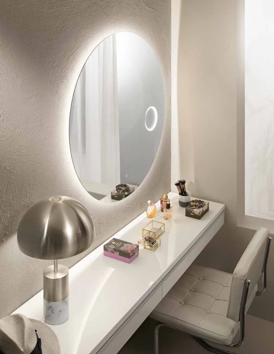 Specchio tondo Focus Fan Europe con lente d'ingrandimento sopra una consolle trucco