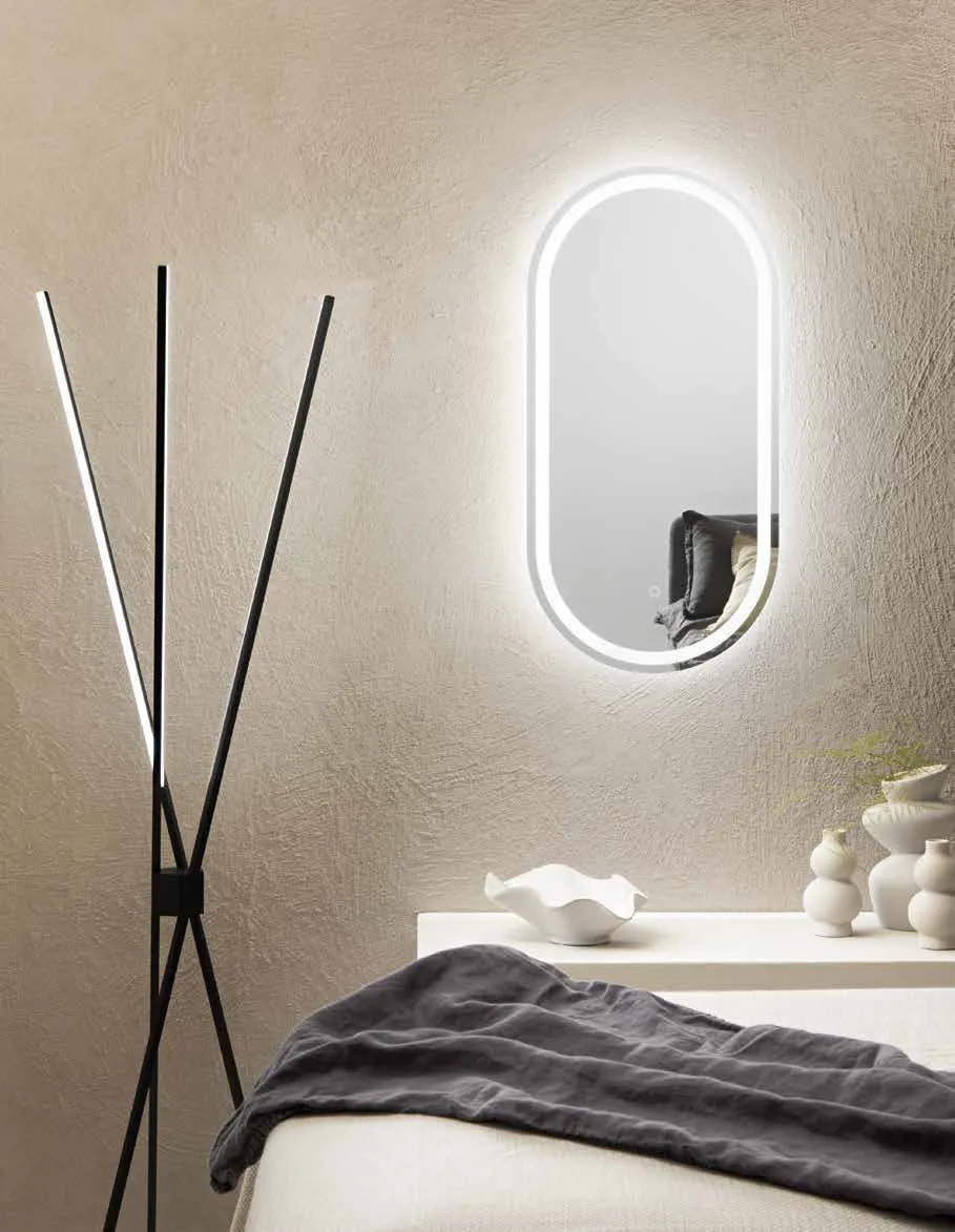 Specchio ovale Queen Fan Europe in una camera con lampada a stelo