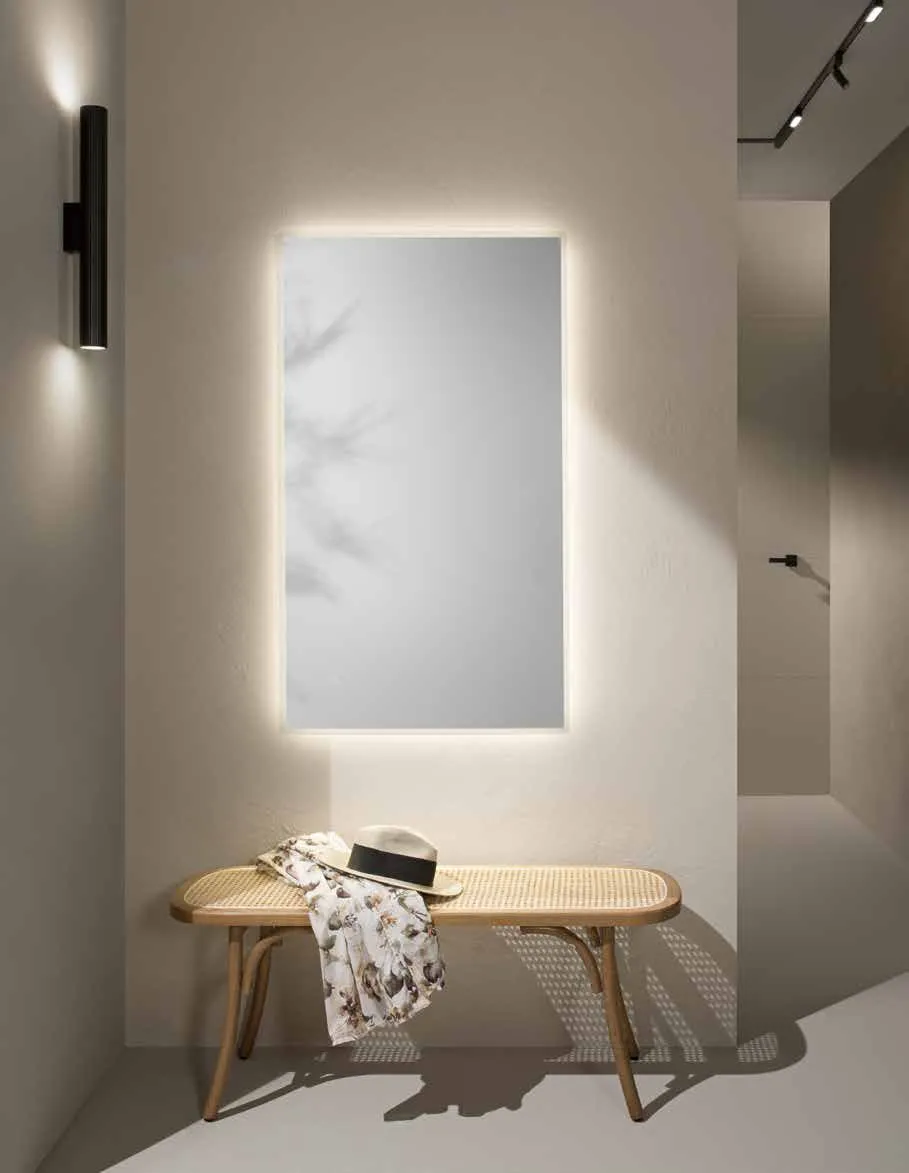 Specchio rettangolare Frame Fan Europe sopra una panca in legno