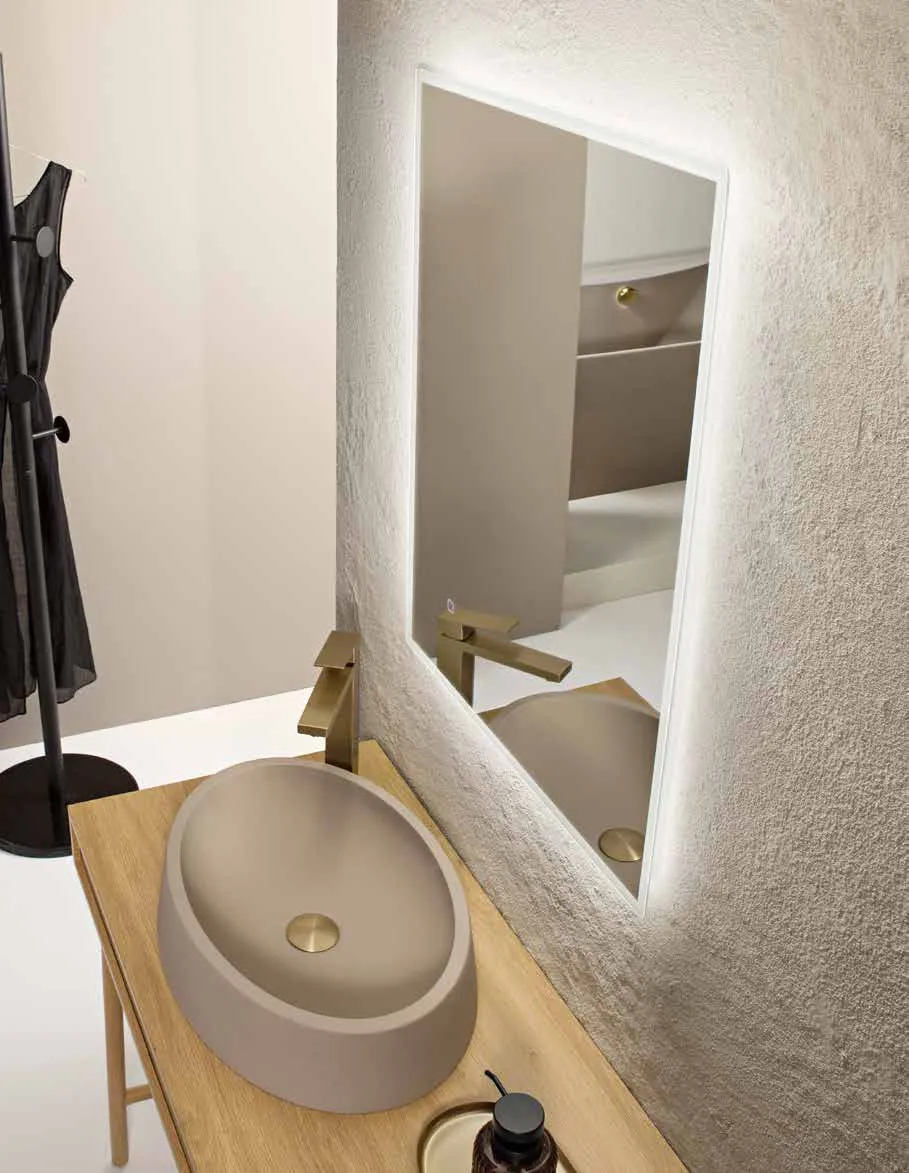 Specchio Frame Fan Europe sopra un lavabo da appoggio