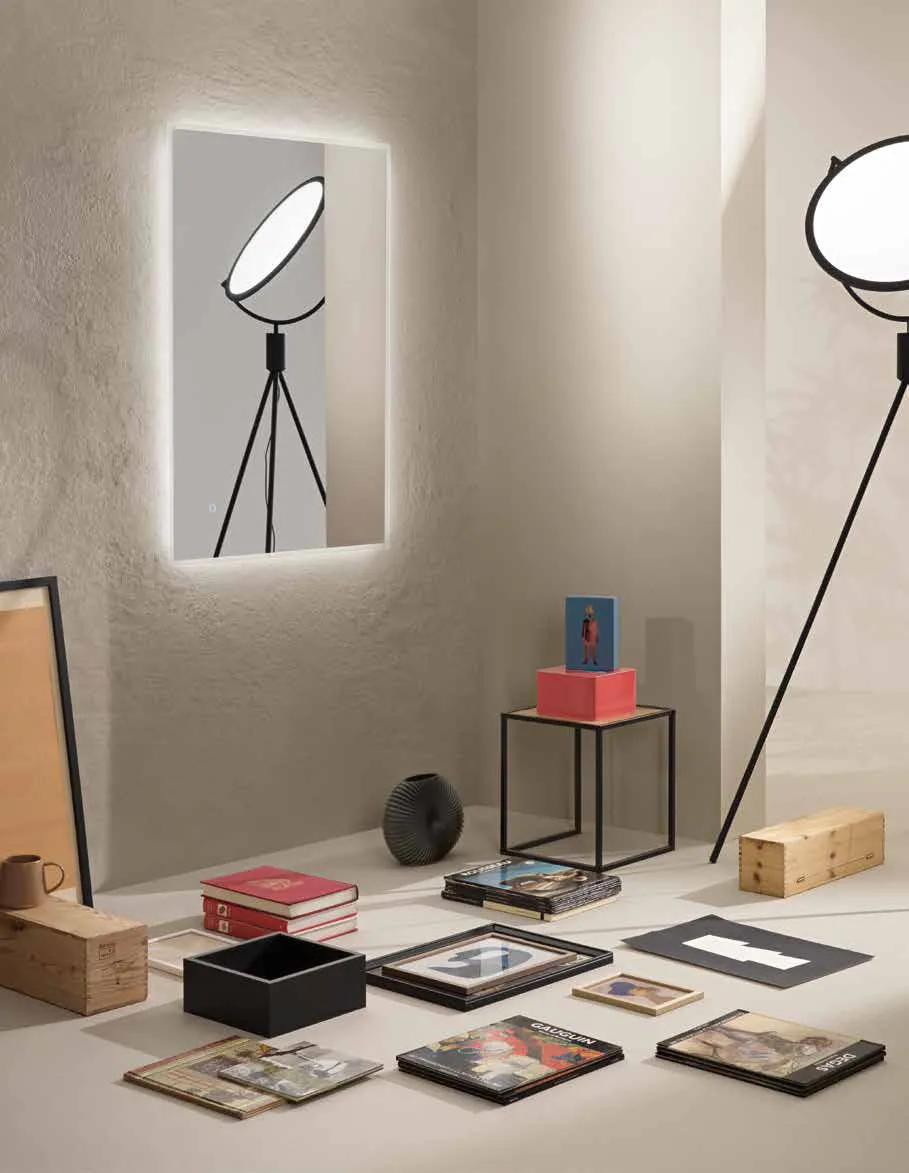 Specchio Frame Fan Europe verticale con lampada da terra a treppiede
