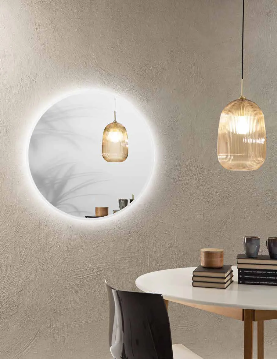 Specchio tondo Miragram Fan Europe tra due lampade a sospensione