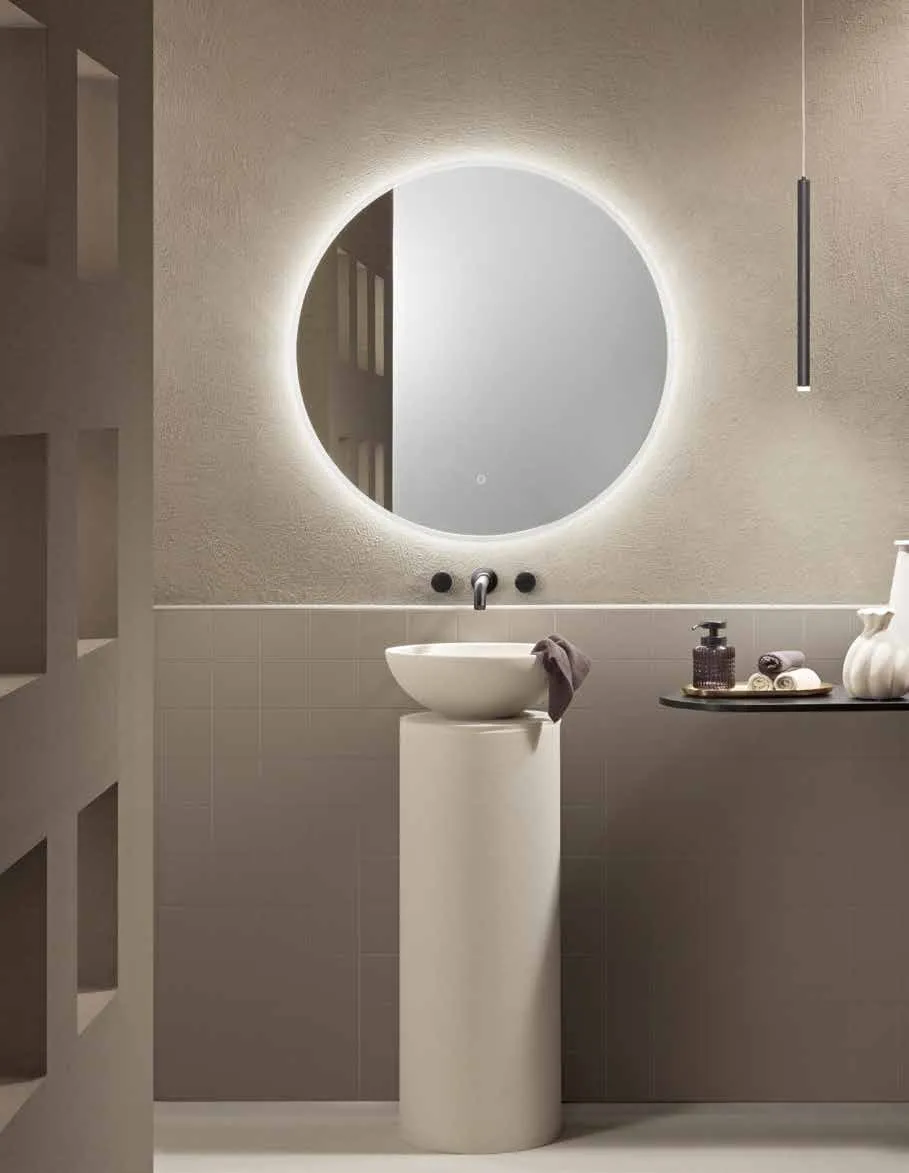 Specchio Miragram Fan Europe sopra un lavabo a colonna