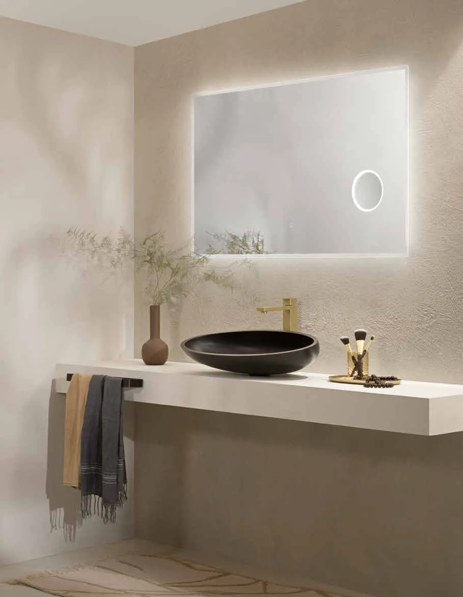 Specchio Zoom Fan Europe sopra un lavabo nero su mensola bianca