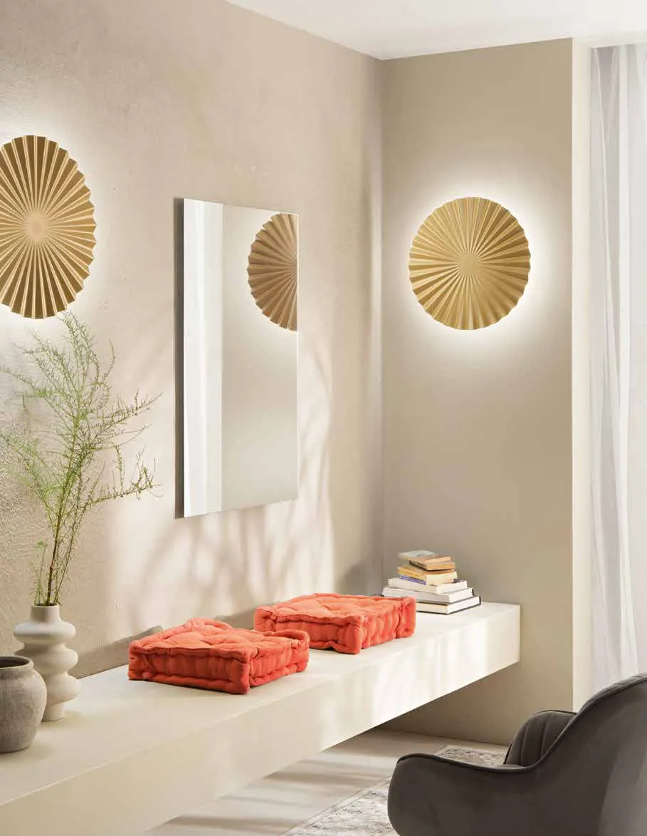 Specchio rettangolare Pure Fan Europe tra due applique dorate