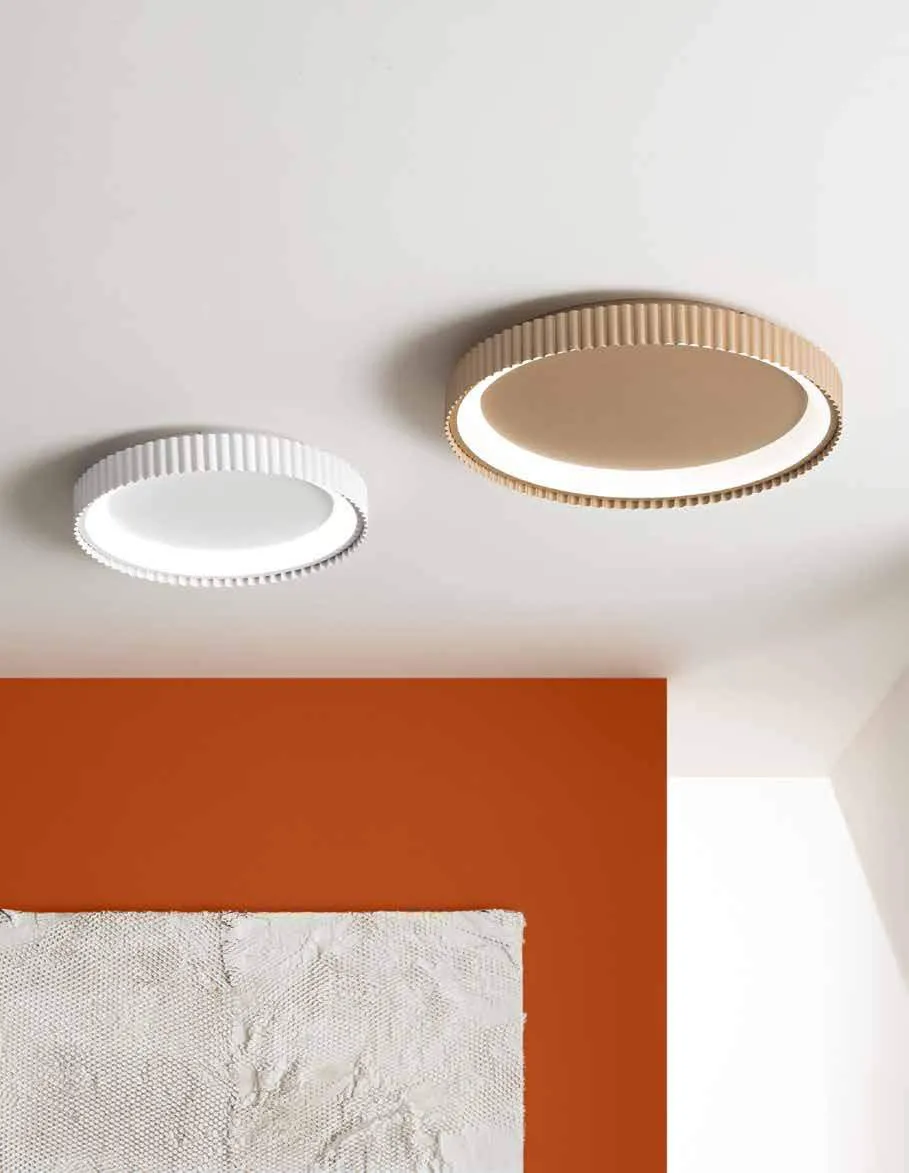 Plafoniere Nike Fan Europe bianca e oro su un soffitto con parete arancione