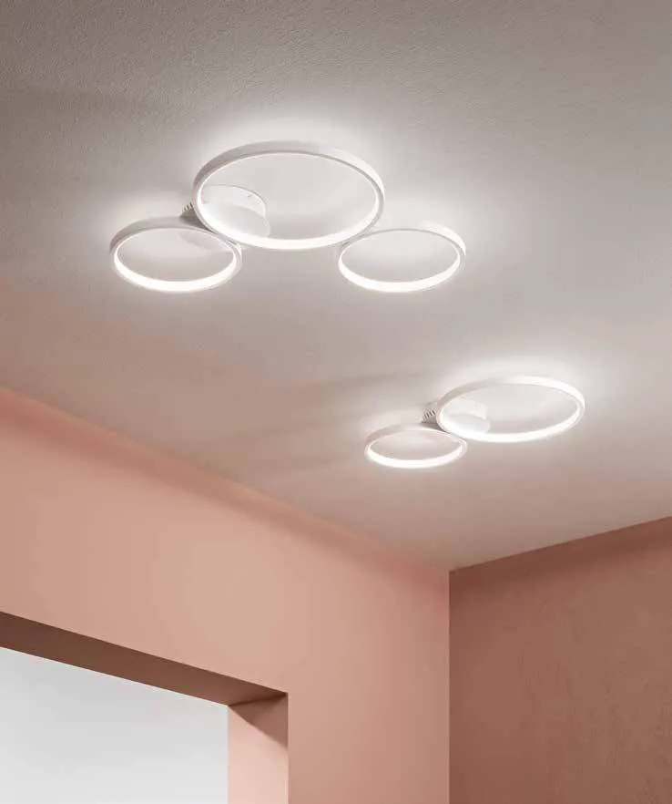 Plafoniere ad anelli Fredy Fan Europe su un soffitto rosa