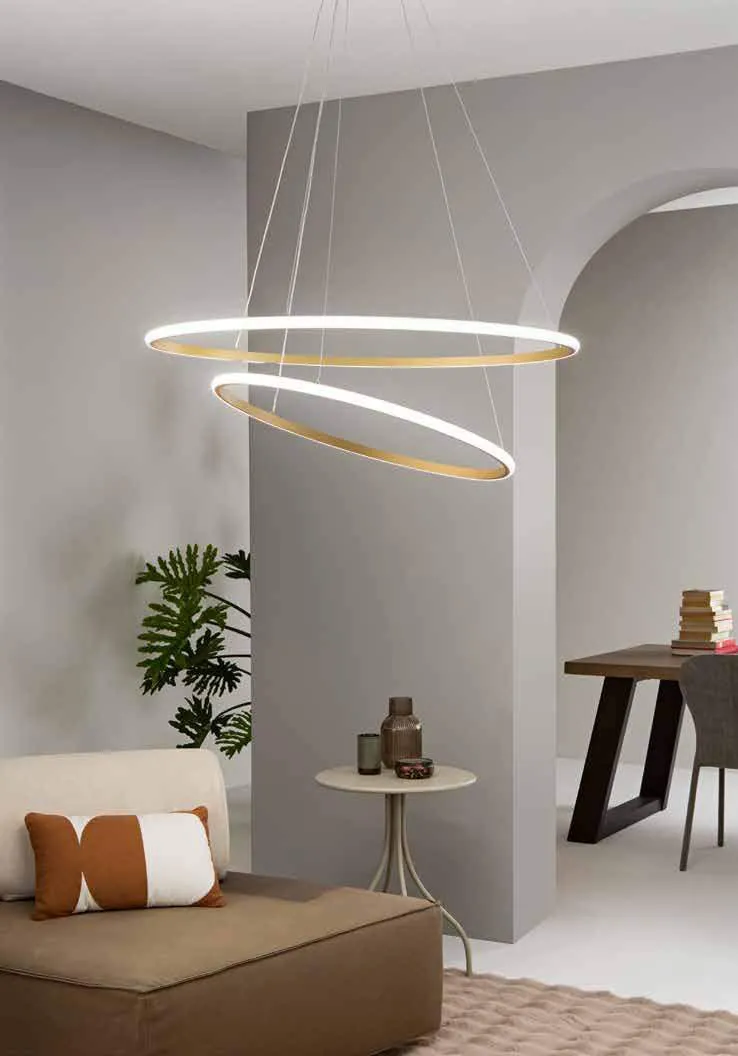 Sospensione ad anelli inclinati Axis Fan Europe oro in un soggiorno con piante