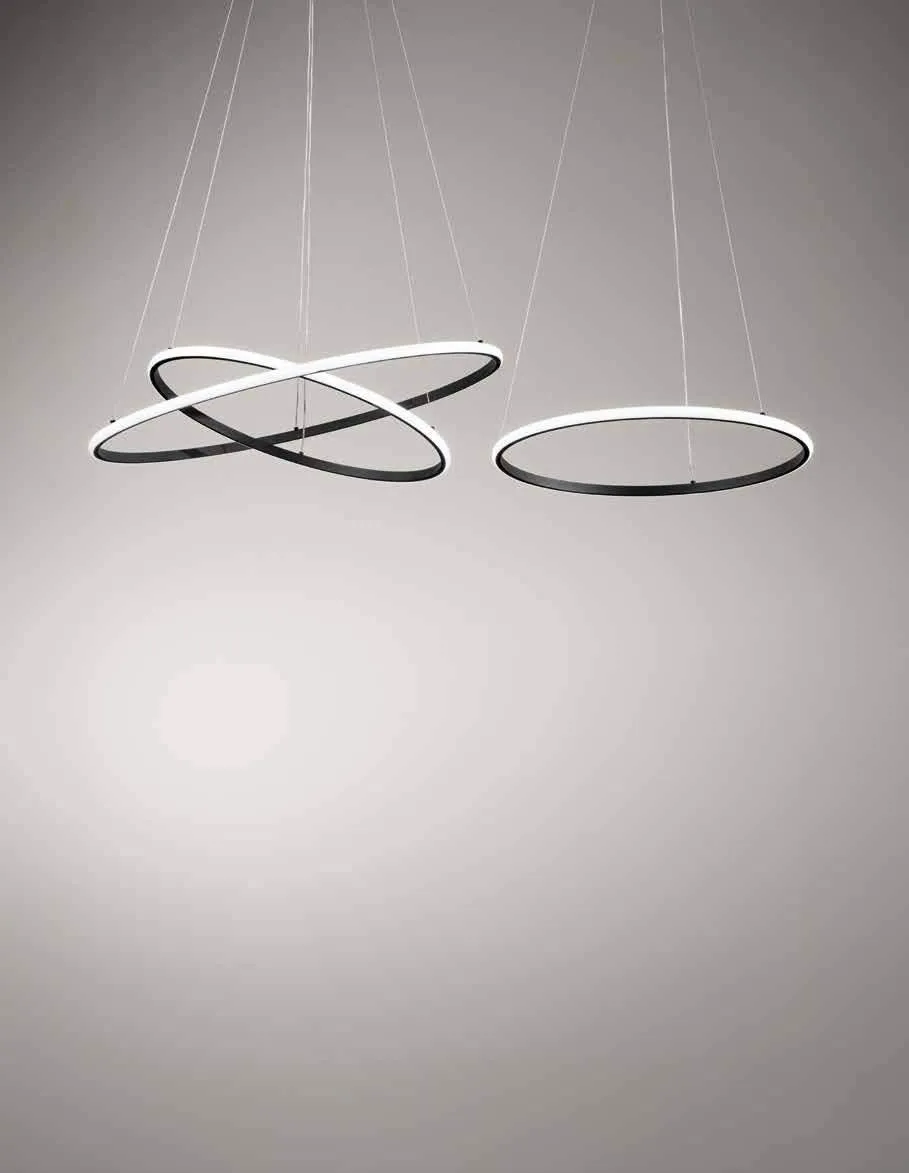Anelli Axis Fan Europe neri inclinati su fondo grigio