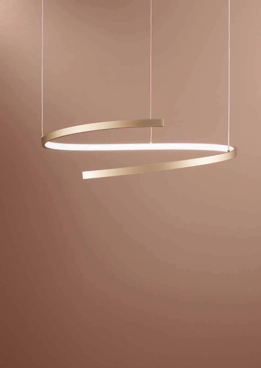 Sospensione Moma Fan Europe oro su parete terracotta