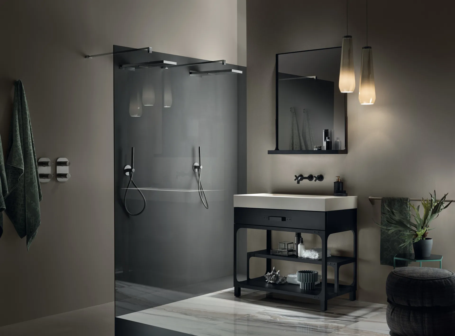 Bagno Misfits Scavolini con base lavabo Misfit CART nera a ripiani aperti e porta salviette laterale