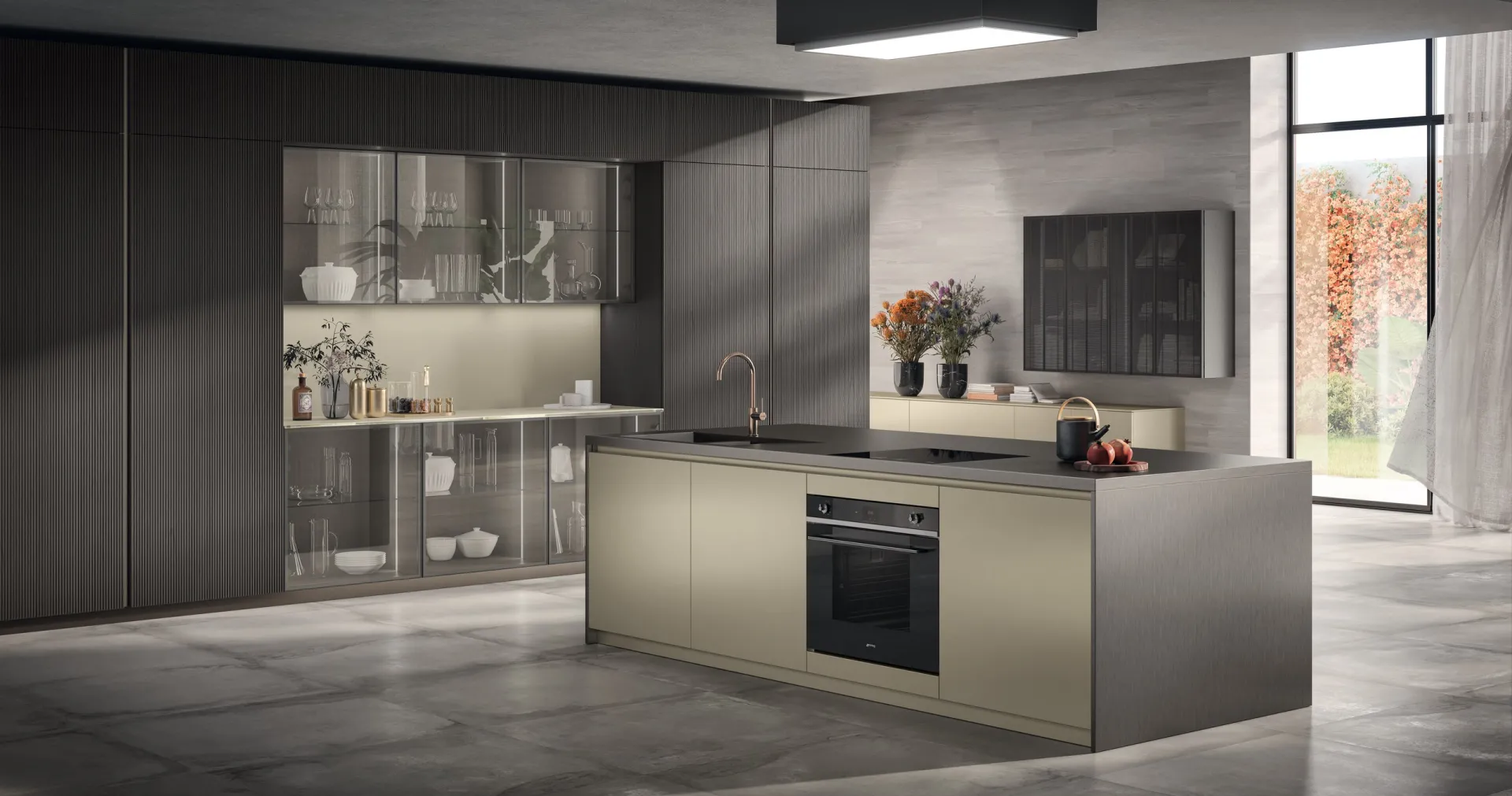 Cucina Libra Scavolini con isola in laccato Perlage, vetrine in vetro e colonne in rovere scuro dogato