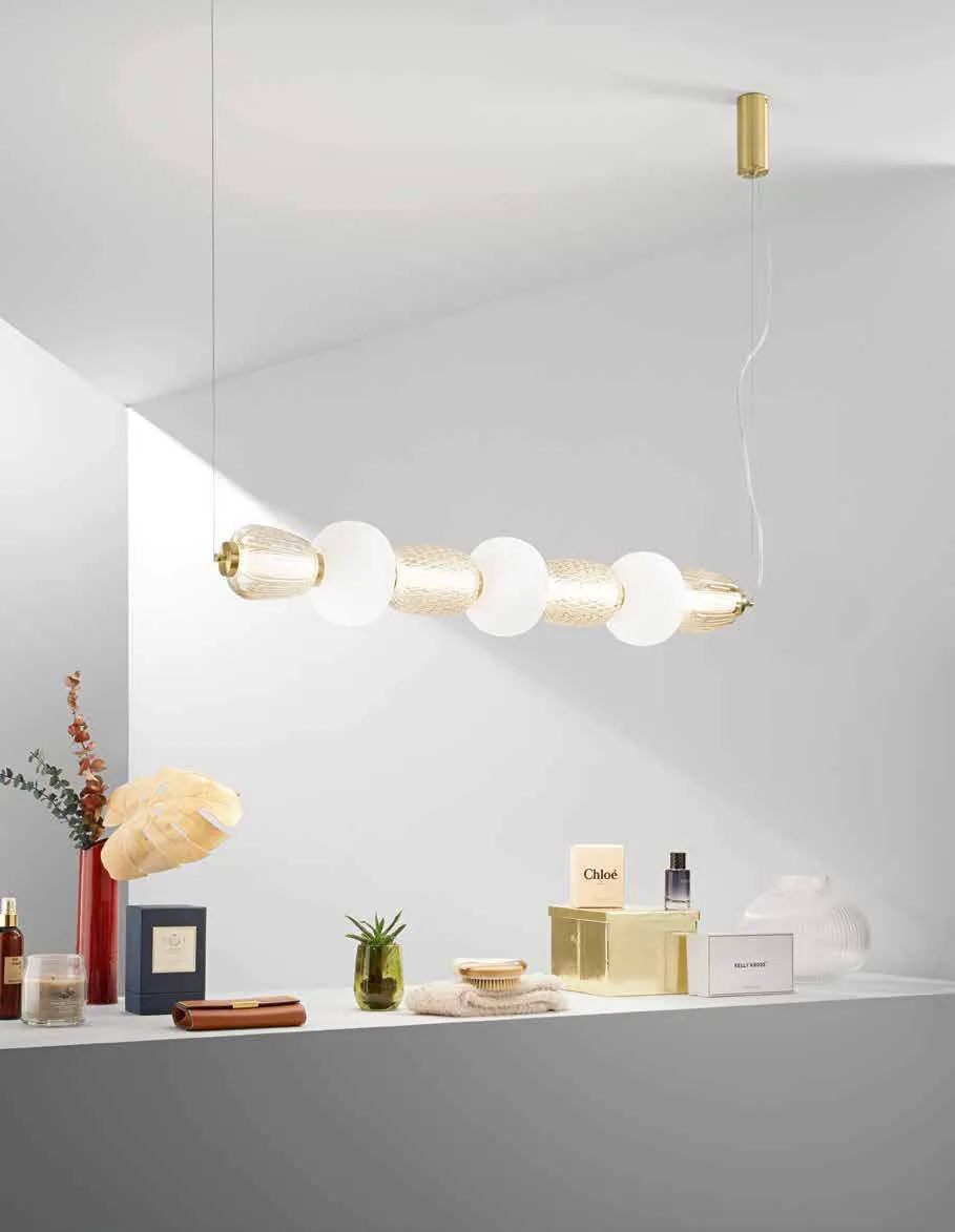 Sospensione lineare Totem Fan Europe in vetro bianco sopra una mensola