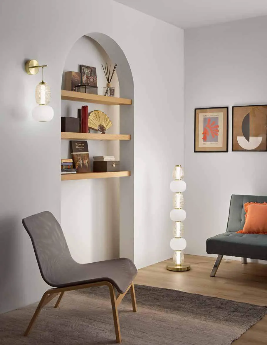Piantana Totem Fan Europe in un angolo lettura con libreria ad arco