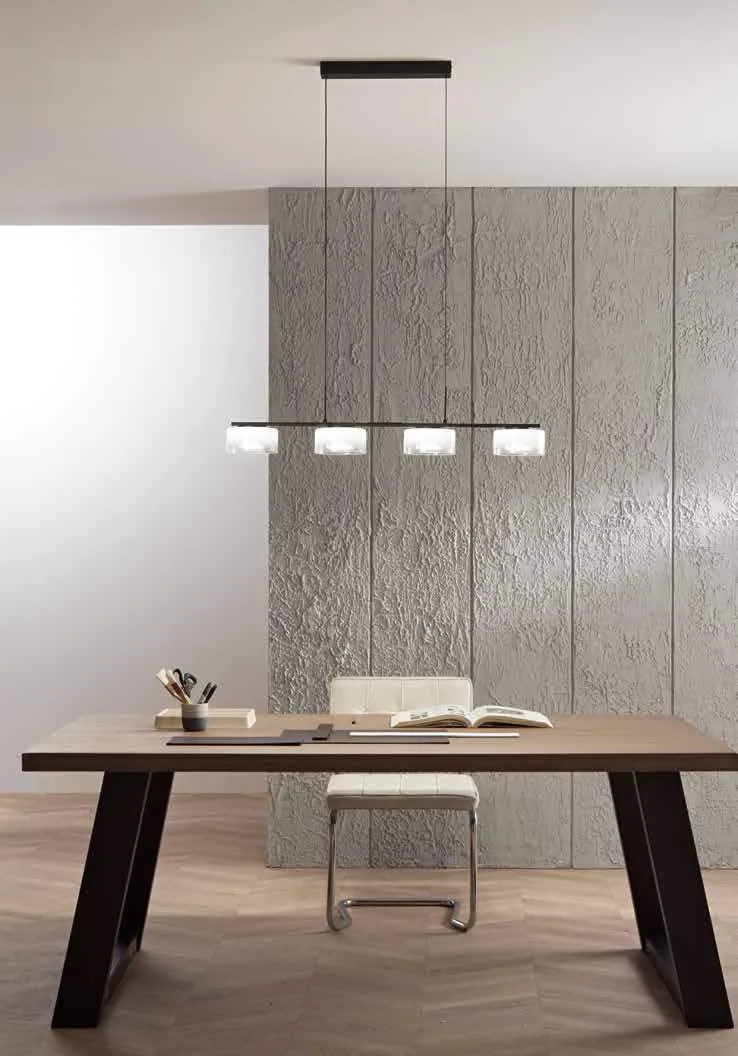 Sospensione lineare Emily Fan Europe sopra un tavolo in legno
