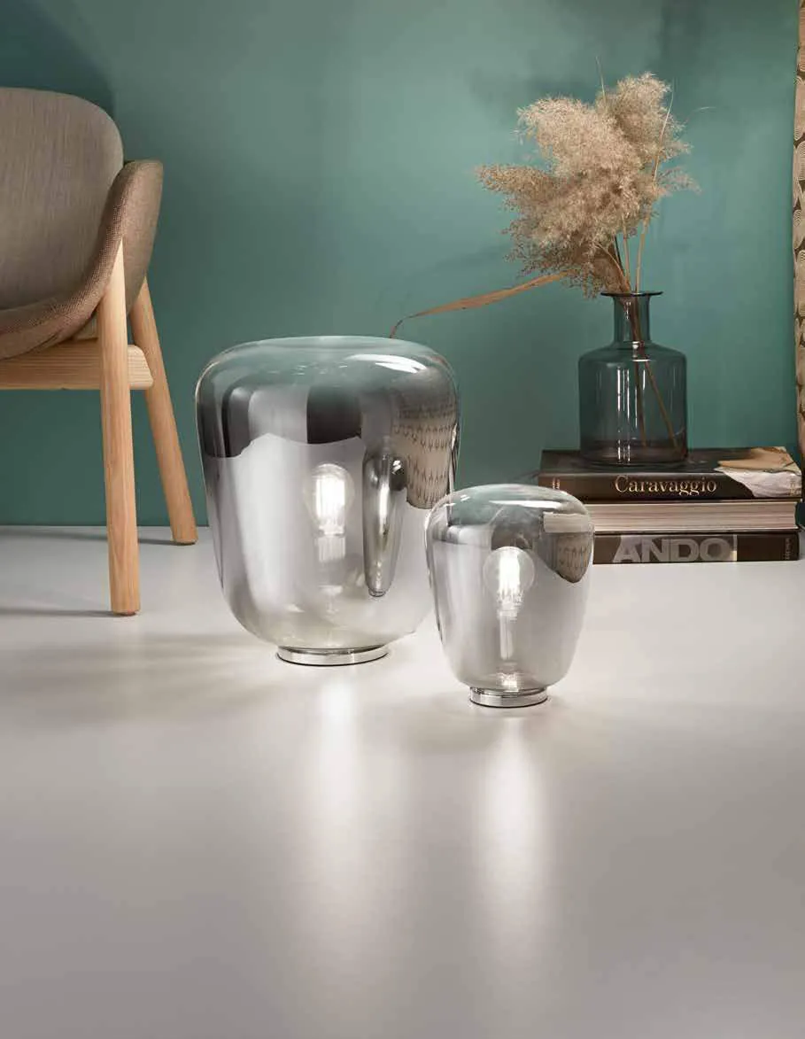 Lumi Smoke Fan Europe in vetro cromato su un piano bianco