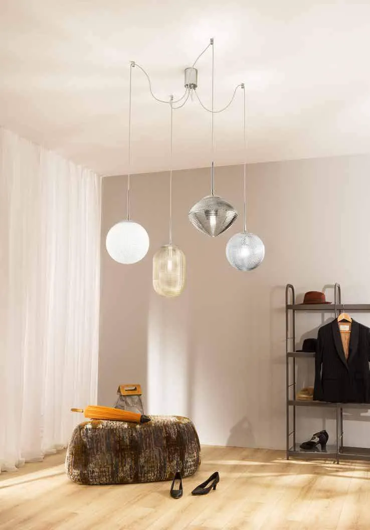 Sospensioni Greenwich Fan Europe in un salotto con pouf