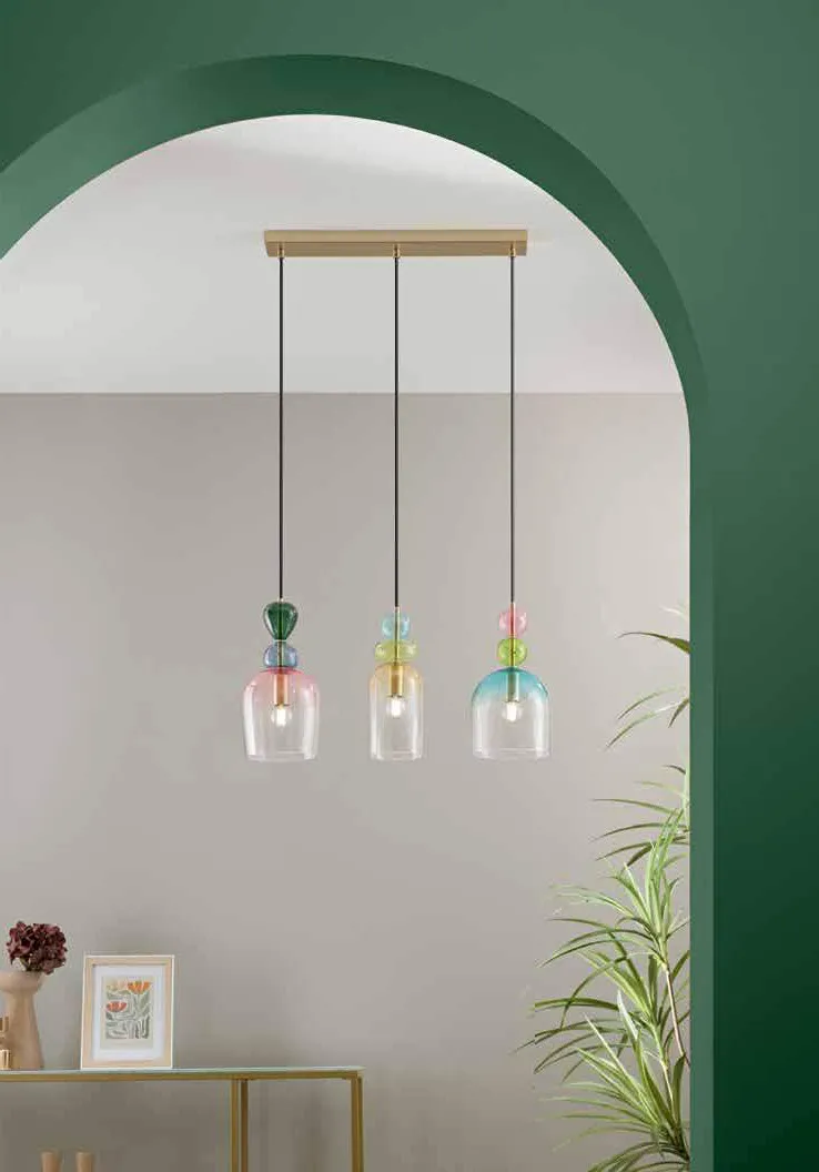 Sospensione Gaudì Fan Europe a tre luci sotto un arco verde