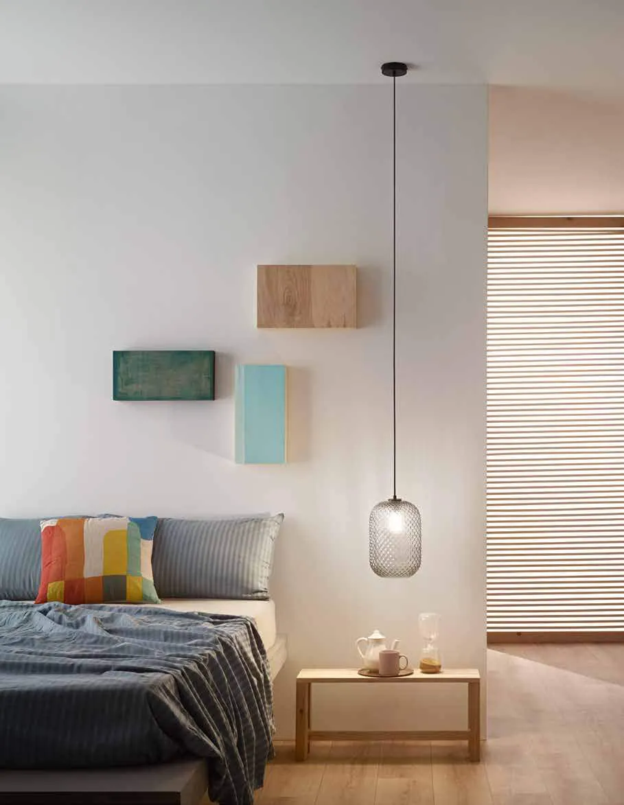 Sospensione Ashford Fan Europe sopra il comodino in una camera da letto