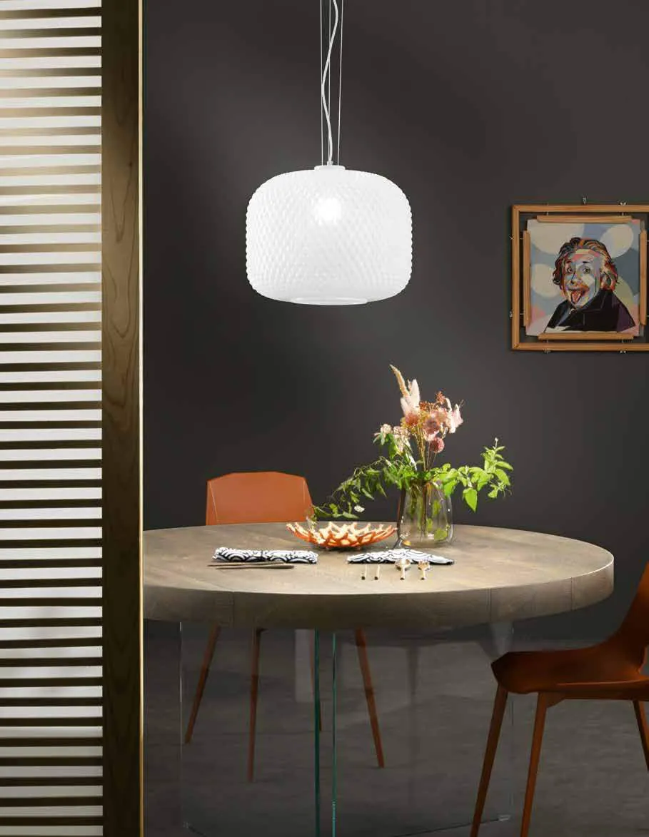Sospensione Ashford Fan Europe bianca grande sopra un tavolo rotondo