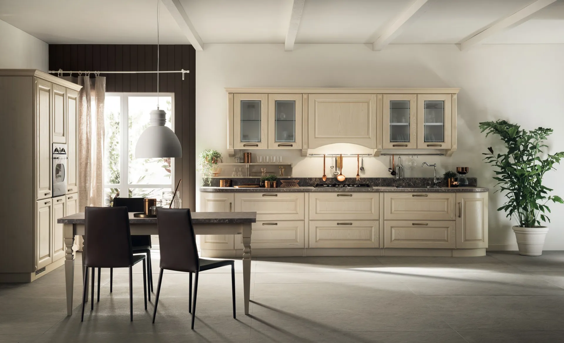 Cucina Madeleine Scavolini lineare in Frassino Bianco Burro con pensili a vetro e tavolo da pranzo