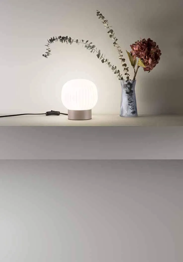 Lume Eris Fan Europe con sfera opale