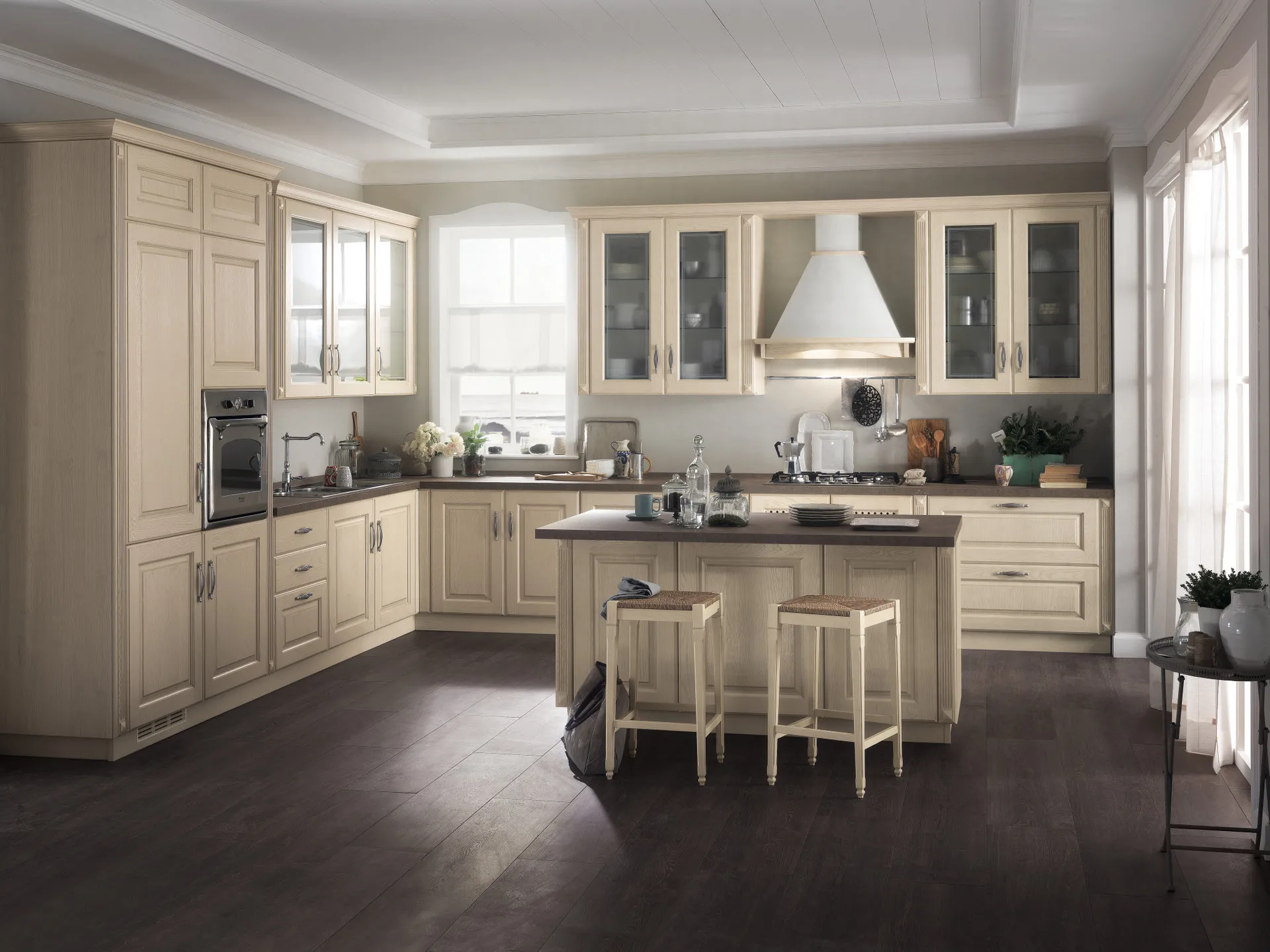 Cucina Madeleine Scavolini in Frassino Bianco Burro con isola centrale e cappa a camino