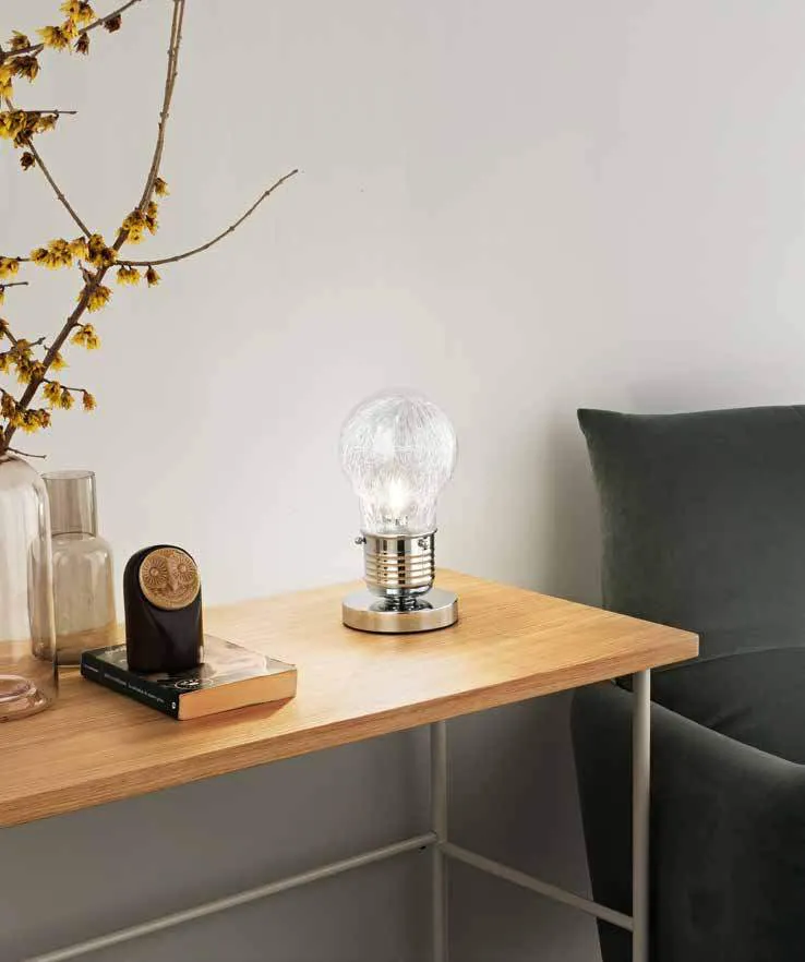 Lume Lampadina Fan Europe su una scrivania in legno
