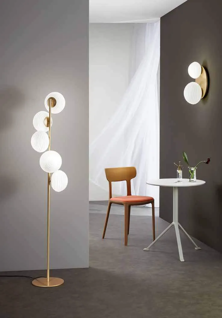 Piantana Ripple Fan Europe a cinque sfere in un angolo con tavolino