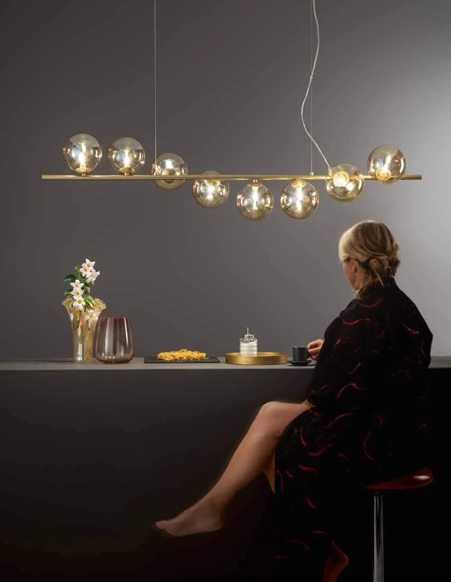 Sospensione lineare Honey Fan Europe oro sopra un bancone