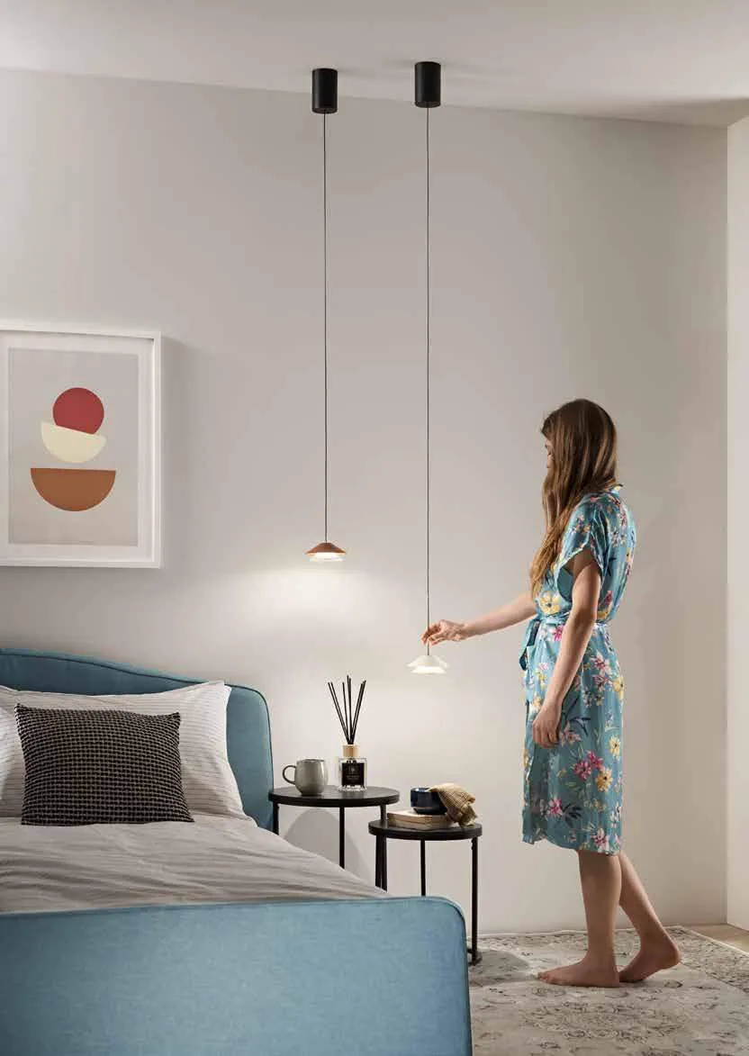 Sospensione Atreo Fan Europe accanto al letto in una camera