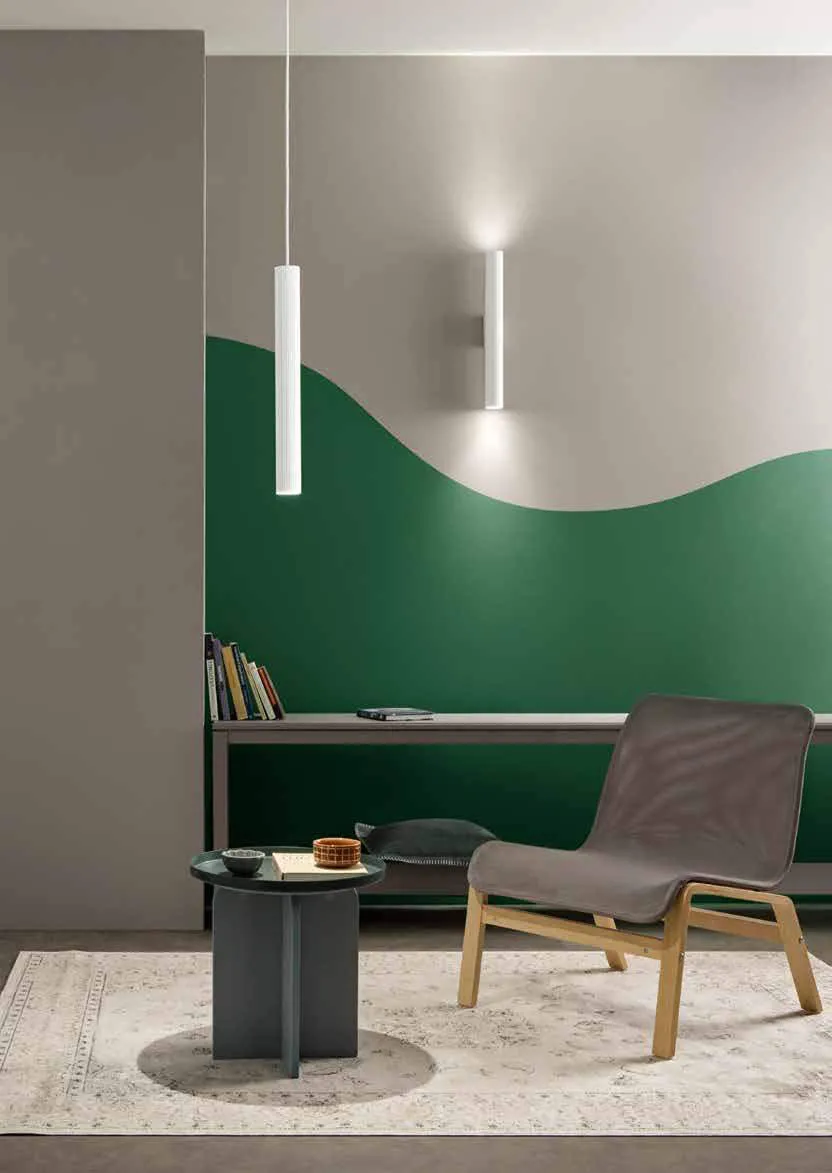 Applique Lord Fan Europe in un soggiorno con parete verde