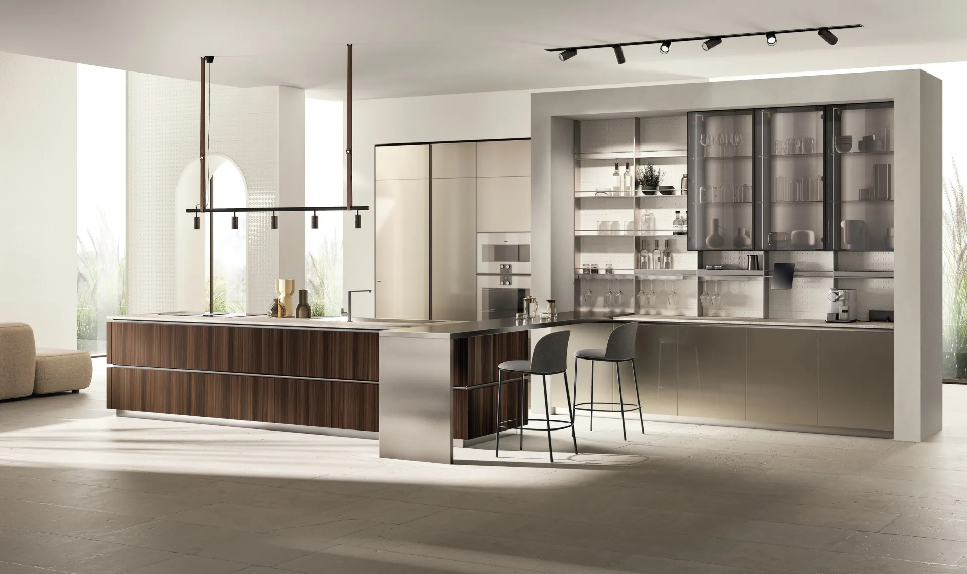 Cucina Mira Scavolini con isola in impiallacciato Eucalipto e laccato Perlage e grandi vetrine