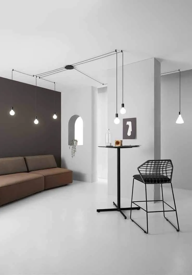 Lampade Habitat Fan Europe con cavi decentrati in un soggiorno