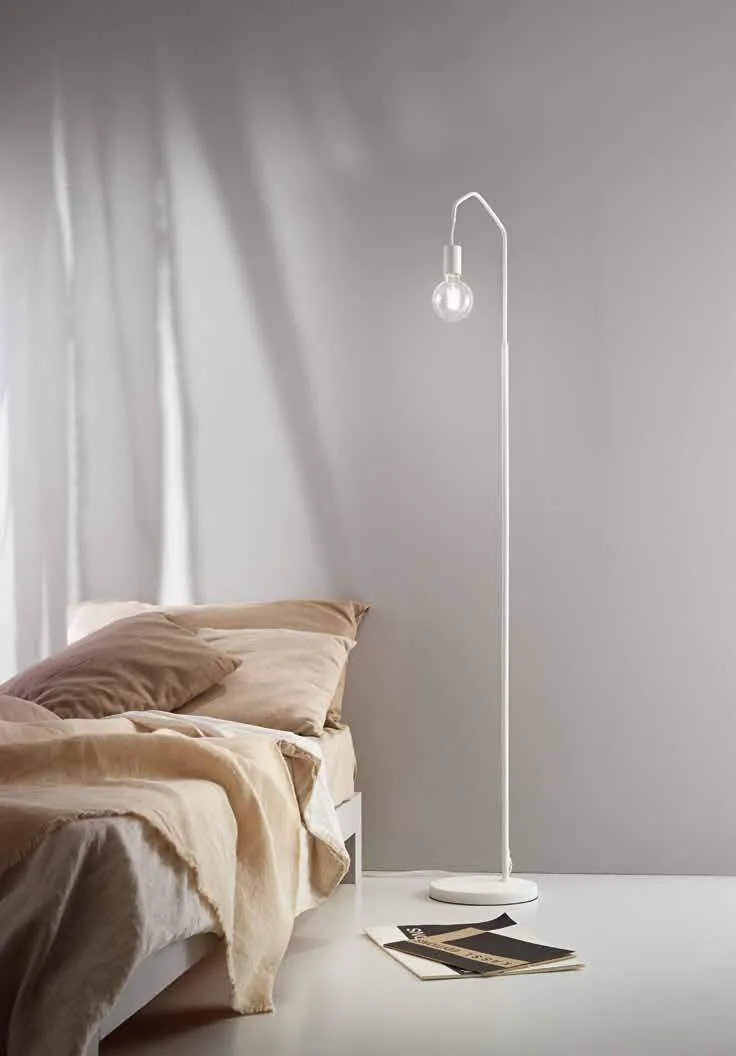 Piantana Habitat Fan Europe bianca accanto a un letto