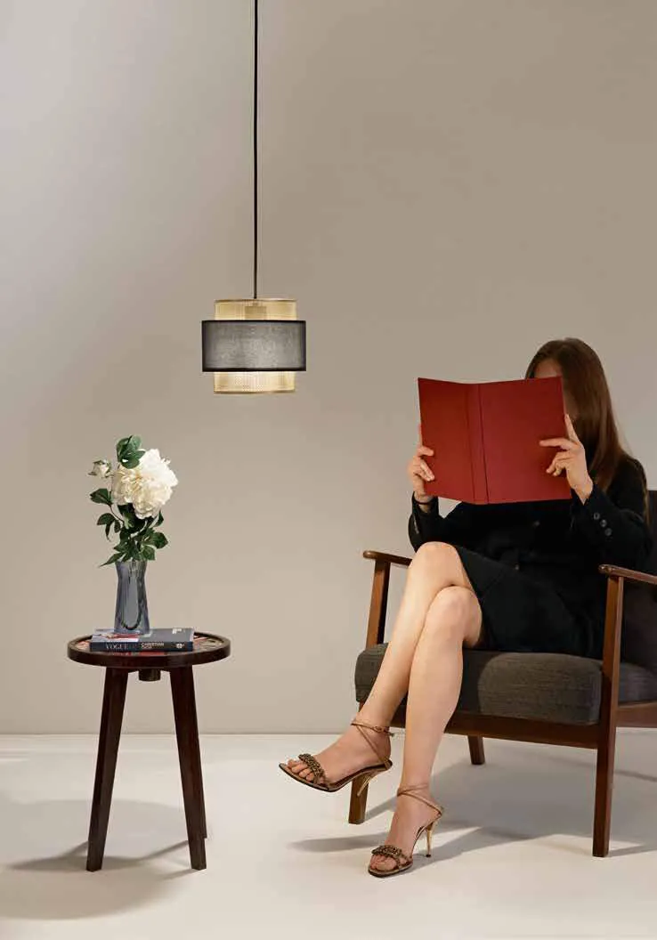Sospensione Lounge Fan Europe accanto a una poltrona da lettura