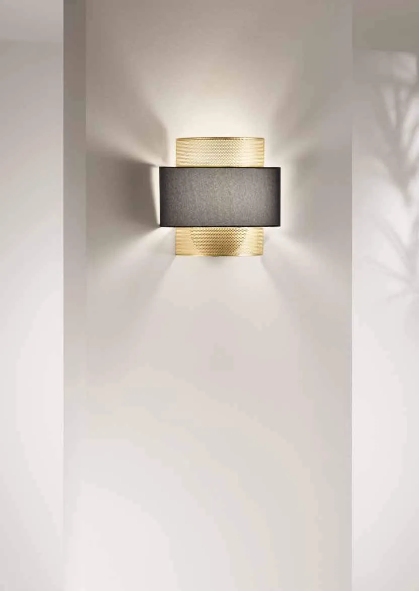 Applique Lounge Fan Europe nera e oro su parete chiara