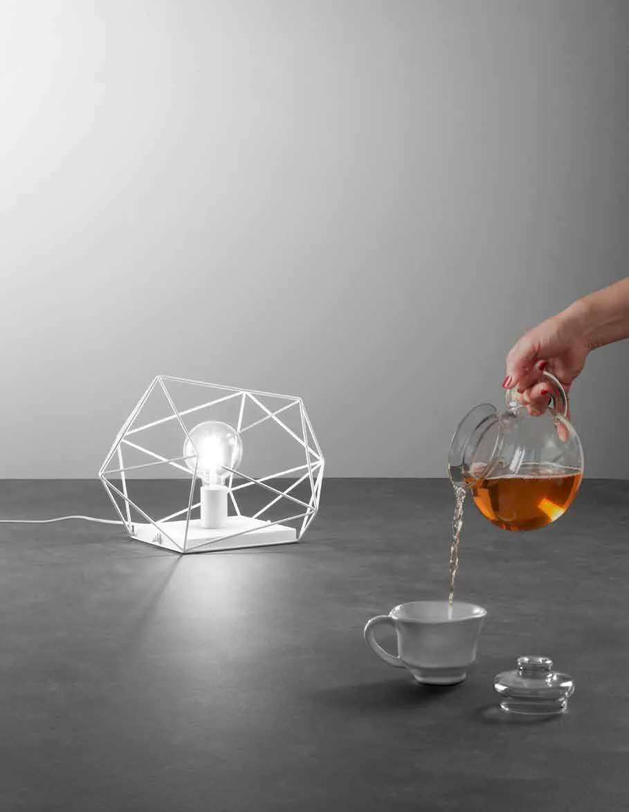Lume Abraxas Fan Europe bianco a gabbia geometrica su un tavolo
