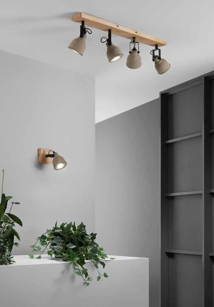 Applique Kisa Fan Europe in legno e cemento in una stanza grigia