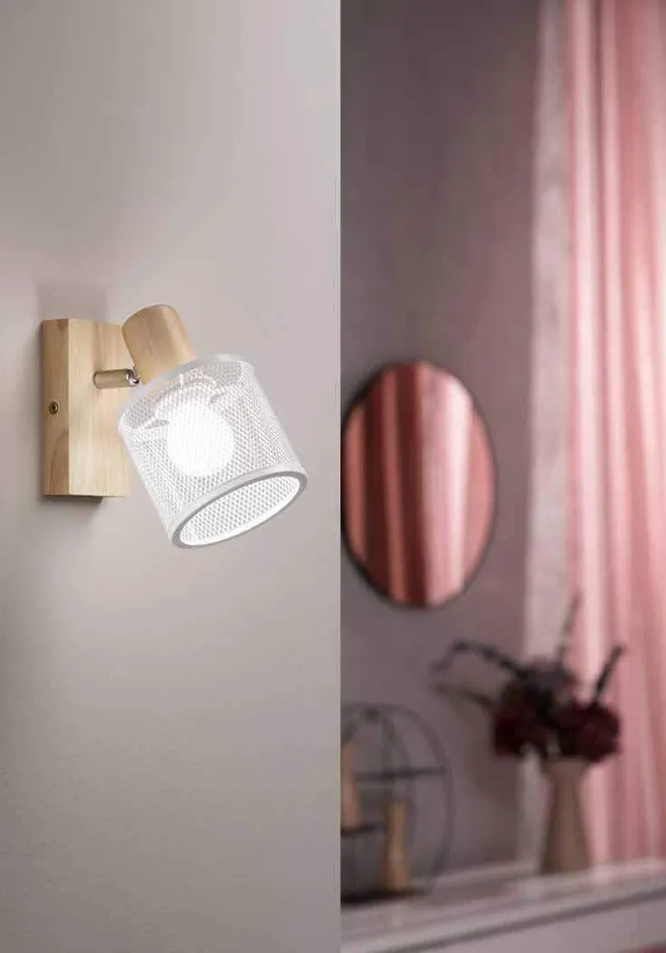 Faretto Twinset Fan Europe con paralume traforato vicino a uno specchio